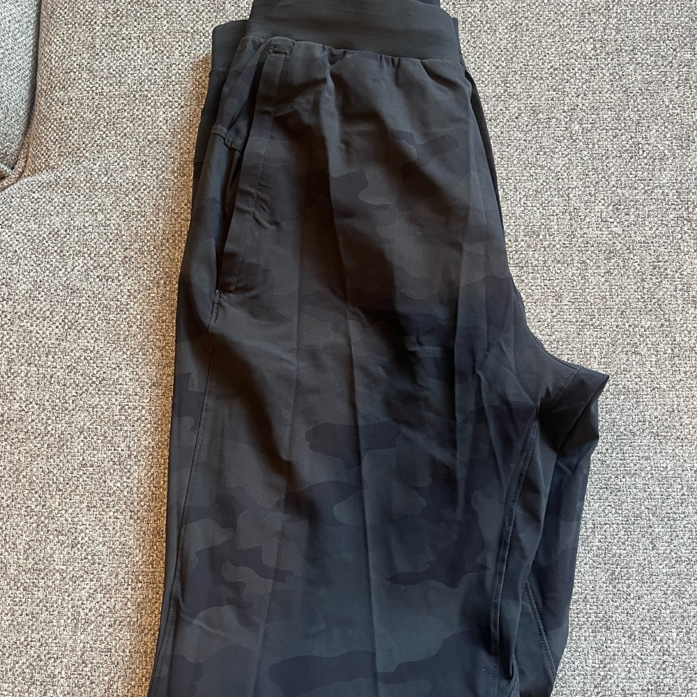 Lulu Lemon Men's Black Camouflage Pants